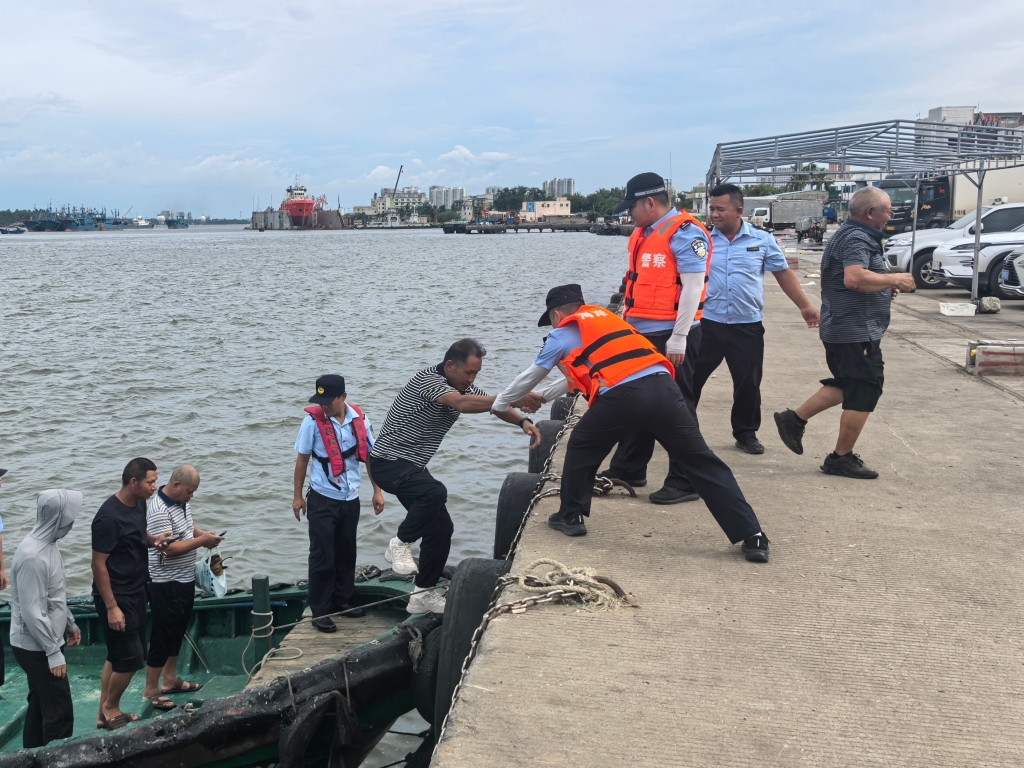 海南海岸警察防御台风“麦德姆”，3万余艘船舶全部回港避风